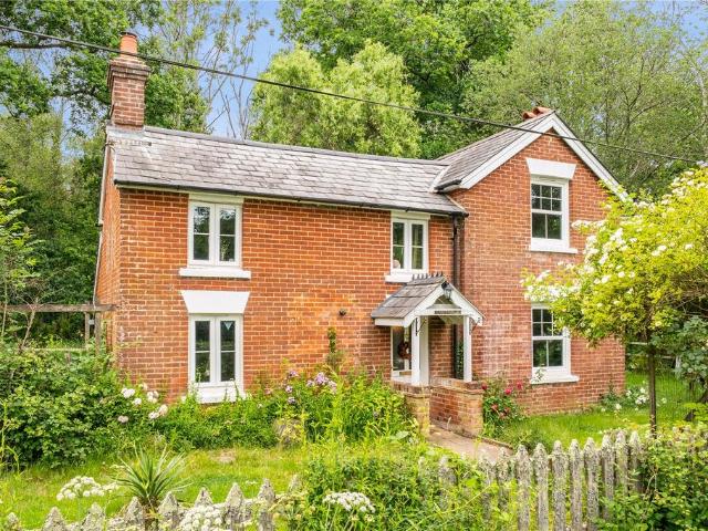 Hamptworth, Salisbury, Wiltshire, SP5 3 bed detached house to rent £2,250 pcm £519 pw