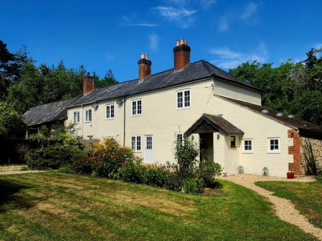 Hamstead Drive, Yarmouth, PO33 5 bed semi detached house to rent £2,450 pcm £565 pw