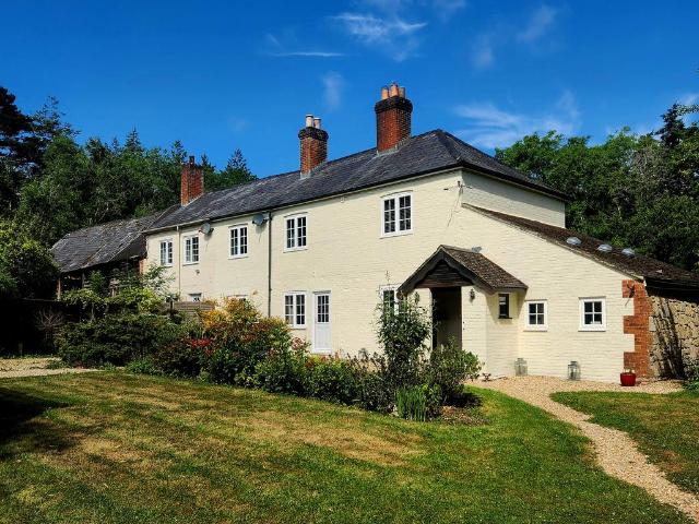 Hamstead Drive, Yarmouth, PO41 5 bed house to rent £2,500 pcm £577 pw