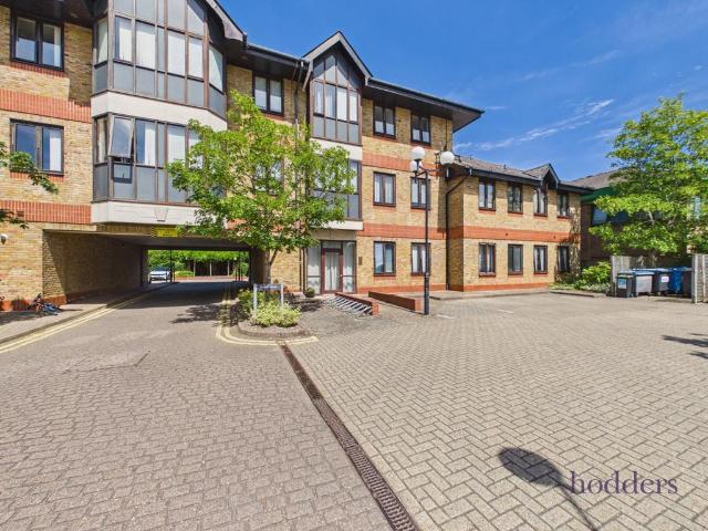 Hanworth Lane, Chertsey, Surrey, KT16 2 bed apartment to rent £1,550 pcm £358 pw