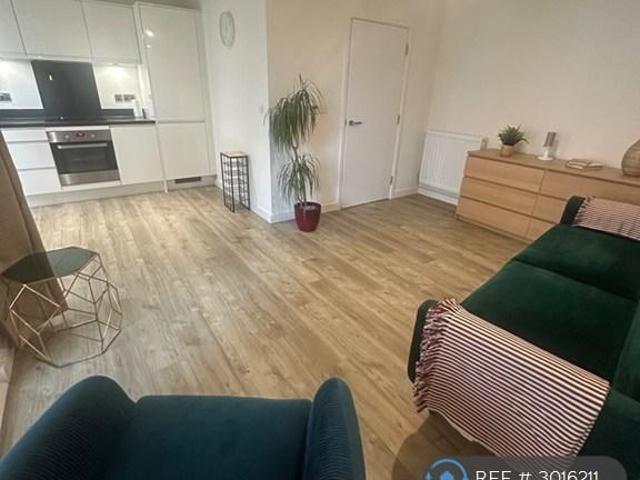 Hanworth Road, Feltham, TW13 1 bed flat to rent £1,400 pcm £323 pw