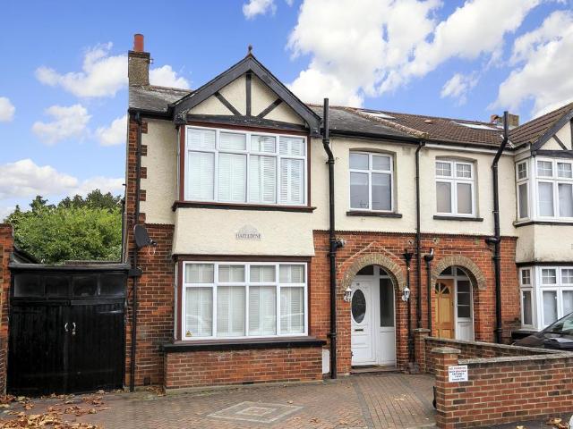 Hanworth Road, FELTHAM TW13 3 bed semi detached house to rent £2,450 pcm £565 pw