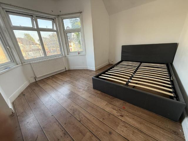 Hanworth Road, HOUNSLOW, Greater. 1 bed flat to rent £1,250 pcm £288 pw