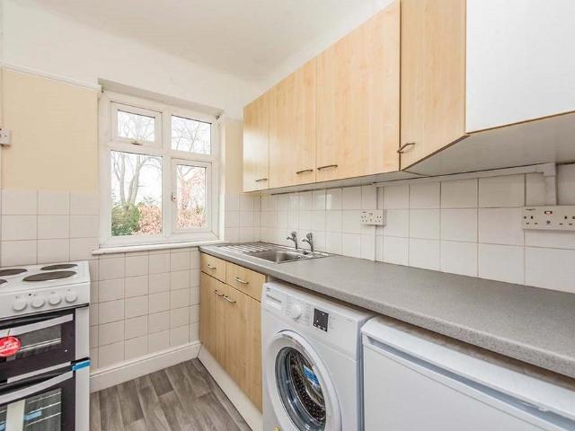 Hanworth Road, Hounslow TW4 1 bed flat to rent £1,250 pcm £288 pw