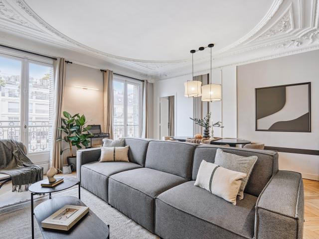 Han 3 bedrooms and balcony in Trocadero