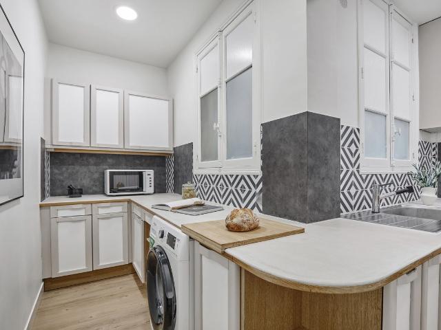 Han 3 bedrooms and balcony in Trocadero, Paris Amsterdam Apartments for Rent