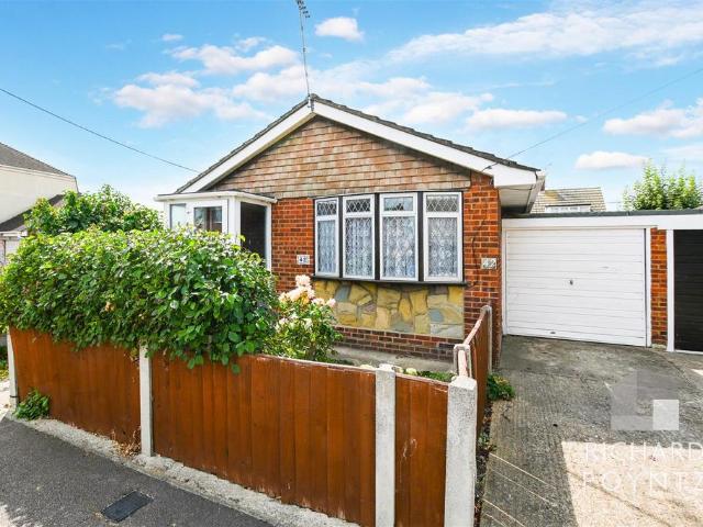 Handel Road, Canvey Island SS8 2 bed detached bungalow to rent £1,400 pcm £323 pw