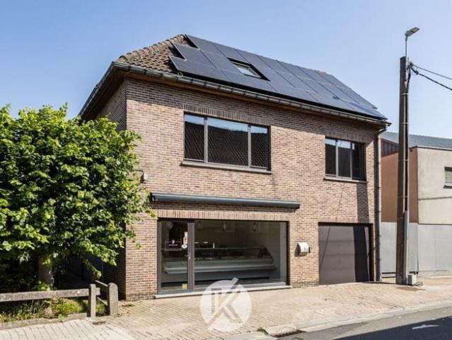 Handelsruimte met bel etagewoning op charmante ligging