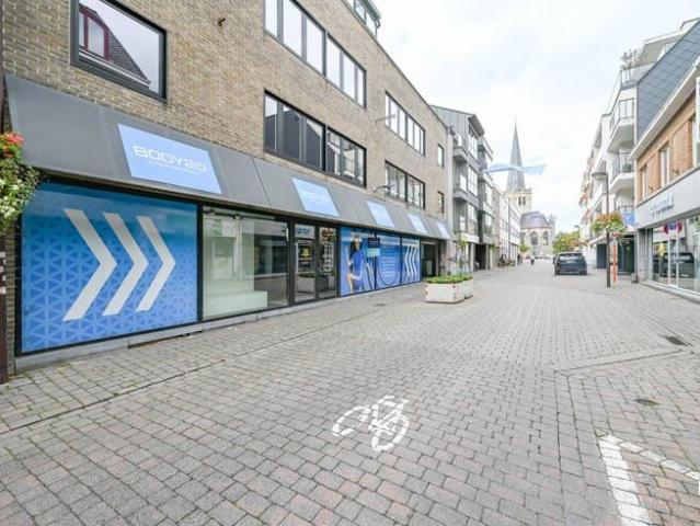 Handelszaak met ruime vitrine in centrum Waregem