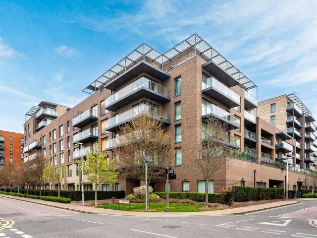 Handley Drive, Kidbrooke, London, SE3 3 bed flat to rent £3,100 pcm £715 pw