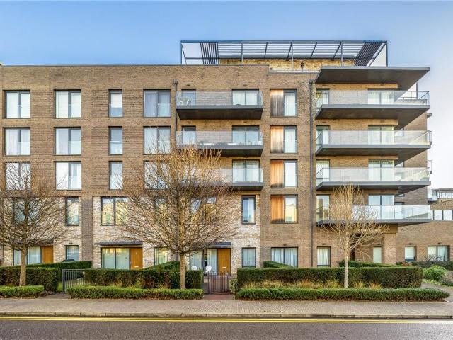 Handley Drive, London, SE3 2 bed apartment to rent £2,300 pcm £531 pw
