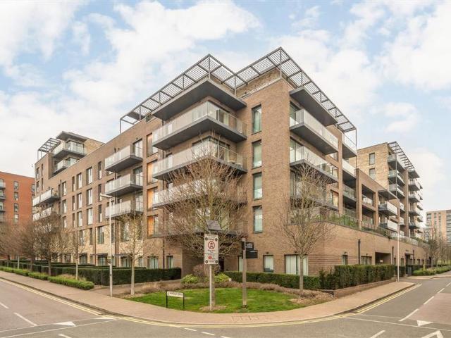 Handley Drive, London SE3 2 bed flat to rent £2,500 pcm £577 pw