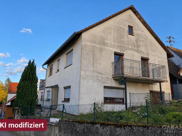 Handwerker aufgepasst! Stark sanierungsbedürftiges Wohnhaus mit Garage und zusätzlichem Grundstück