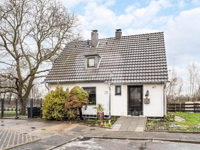 Handwerker gesucht! Freistehendes Einfamilienhaus auf Erbpachtgrundstück
