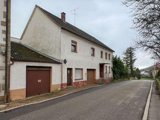 Handwerker & Investoren aufgepasst – Vermietetes 1 2 Familienhaus mit Sanierungspotenzial