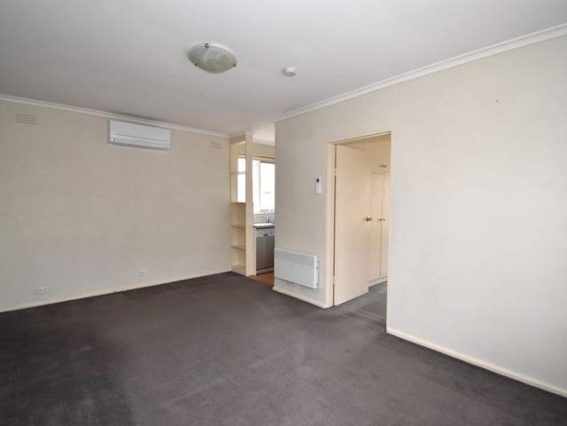 HANDY LOCATION WALK TO SUPERMARKETS, GLEN HUNTLY TRAIN STATION, TRAMS & BUS
