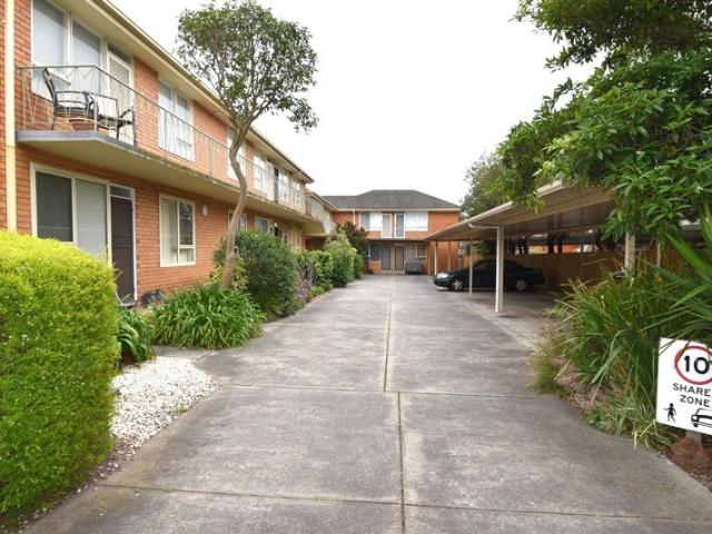 HANDY LOCATION WALK TO SUPERMARKETS, GLEN HUNTLY TRAIN STATION, TRAMS & BUS