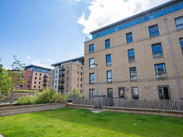 Handyside Place, Gorgie, Edinburgh, EH11 2 bed flat to rent £1,400 pcm £323 pw
