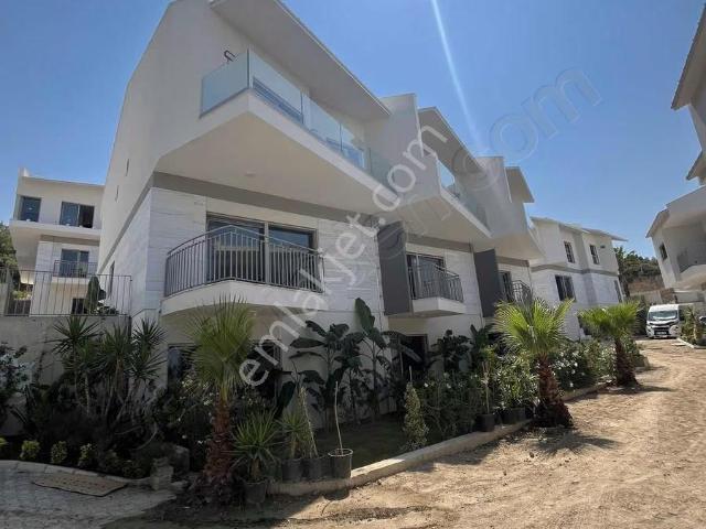 Hane Urla Sitesi 5+2 Kiralık Villa