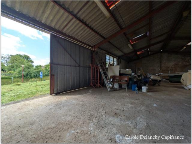 Hangar à aménager en habitation – 150 m² – Terrain 1192 m² – Proche Chemin de Compostelle