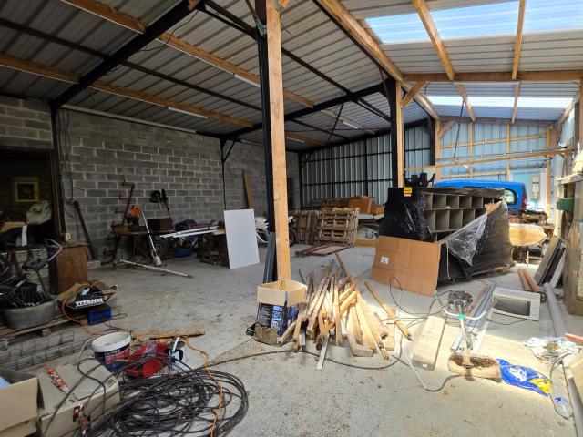 Hangar de 250 m2 avec accès privatif Nombreuses possibilités