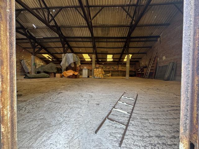 HANGAR DE STOCKAGE AU CALME DE LA CAMPAGNE