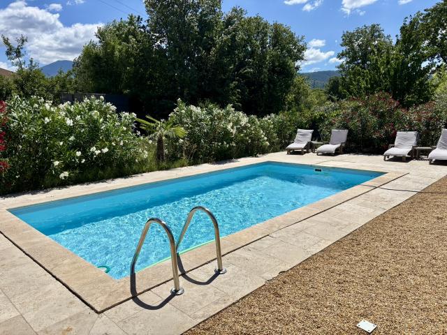 Hangar professionnel avec maison d'habitation et piscine