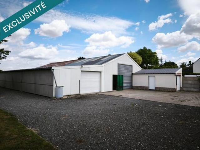 Hangars et bureau et maison d'habitation pour amateurs d'espace!