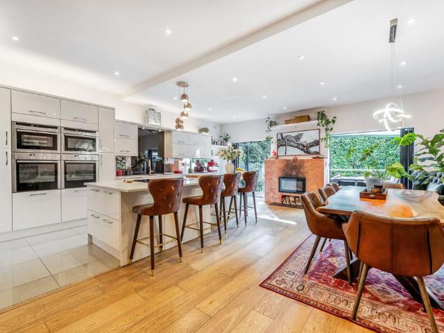 Hanger Hill, Weybridge, Surrey, KT13 5 bed detached house to rent £6,000 pcm £1,385 pw