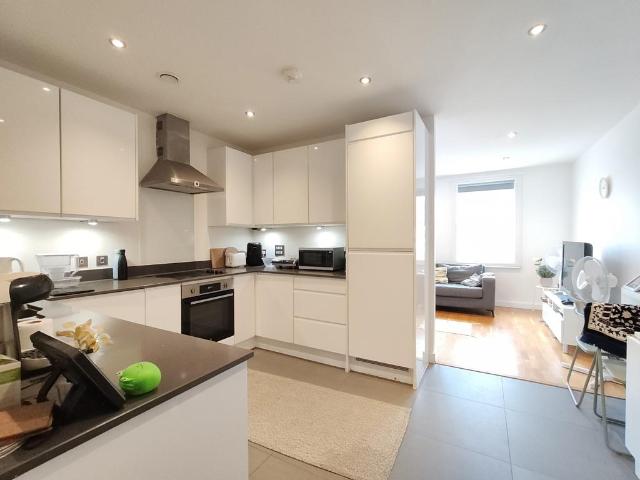 Hanger Lane, LONDON 2 bed apartment to rent £2,350 pcm £542 pw