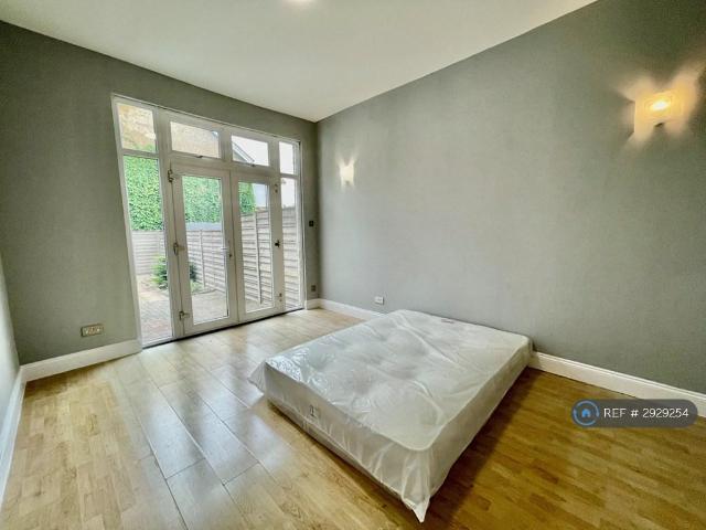 Hanger Lane, London, W5 2 bed flat to rent £2,600 pcm £600 pw