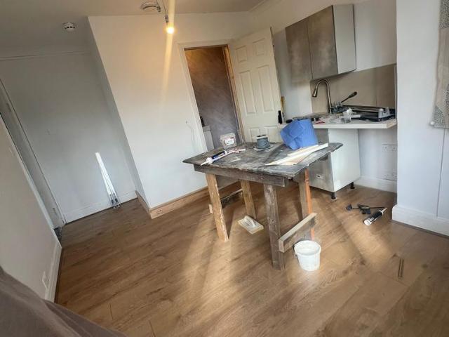 Hanger Lane, London, W5 Studio to rent £1,300 pcm £300 pw