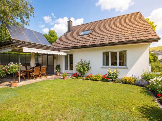 HANGLAGE UND VIEL POTENZIAL FREISTEHENDES 6.5 ZIMMER EINFAMILIENHAUS