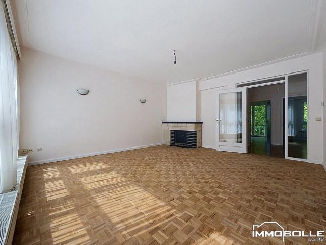 Hankar / Pétillon 2 bed apartment + terrace