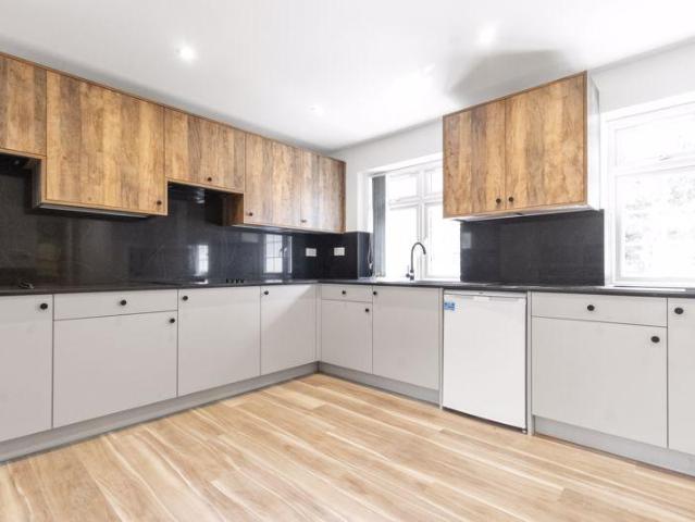 Hanmer Road, next to St Thomas. Studio to rent £900 pcm £208 pw