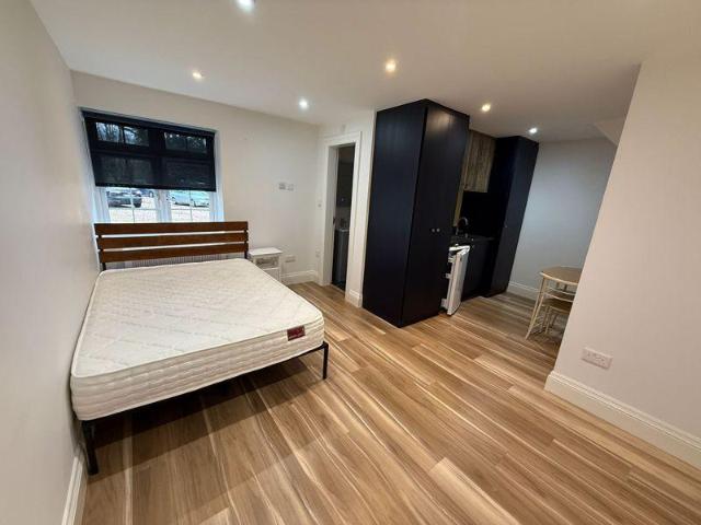 Hanmer Road, next to St Thomas. Studio to rent £1,000 pcm £231 pw