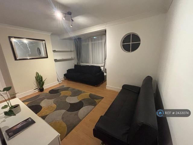 Hanover Avenue, Feltham, TW13 2 bed semi detached house to rent £1,749 pcm £404 pw
