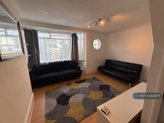 Hanover Avenue, Feltham, TW13 2 bed semi detached house to rent £1,749 pcm £404 pw