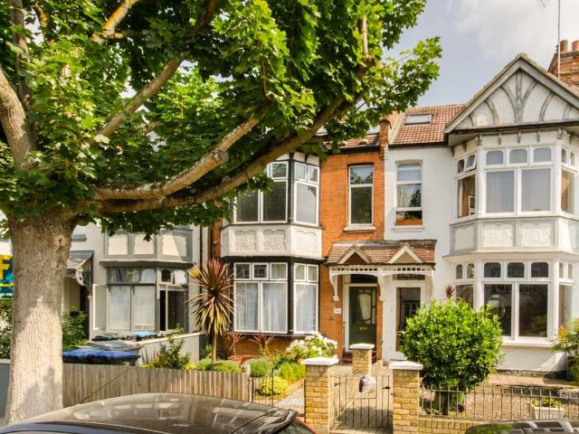 Hanover Road, Brondesbury Park. 3 bed flat to rent £3,300 pcm £762 pw