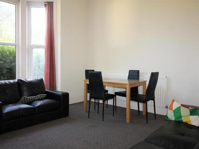 Hanover Square GFF, Hyde Park, Leeds 4 bed flat to rent £1,508 pcm £348 pw