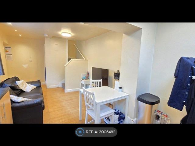 Hanover Square, Leeds LS3, 2 bed semi detached house to rent, £950 pcm | PrimeLocation