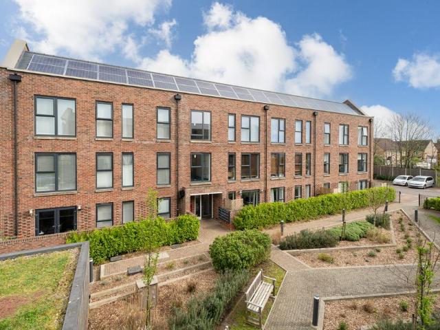 Hansell Gardens, St Albans, AL1 2 bed flat to rent £1,850 pcm £427 pw