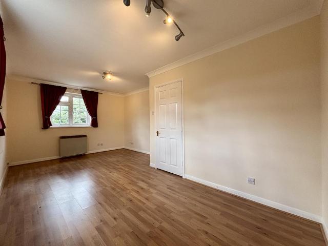 Hanson Close, Beckenham, BR3 2 bed flat to rent £1,750 pcm £404 pw