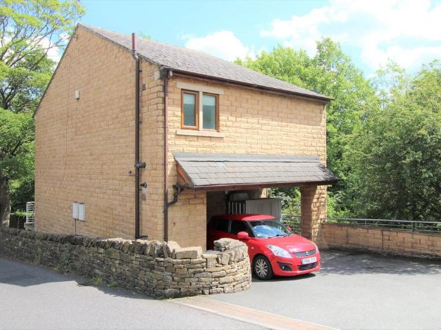 Hanson Lane, Huddersfield, HD1 3 bed detached house to rent £1,200 pcm £277 pw