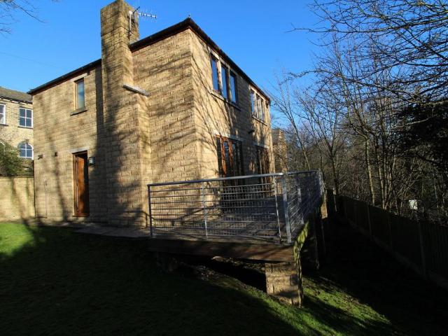 Hanson Lane, Huddersfield, HD1 4 bed detached house to rent £1,300 pcm £300 pw