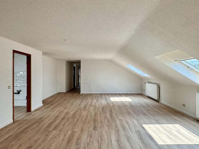Haan Zentrum Fußgängerzone! Großzügige Dachgeschosswohnung mit 2,5 Zimmern!