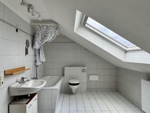 Haan Zentrum Fußgängerzone! Großzügige Dachgeschosswohnung mit 2,5 Zimmern!