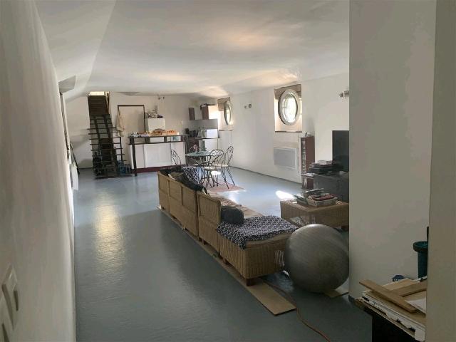 Habitation atypique dans cette péniche de 39 mètres de long 133m² Verberie