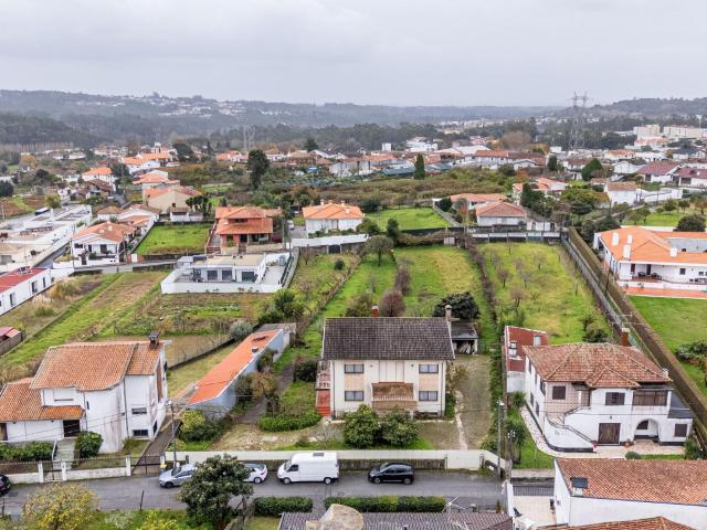 Habitação no centro de Escapães