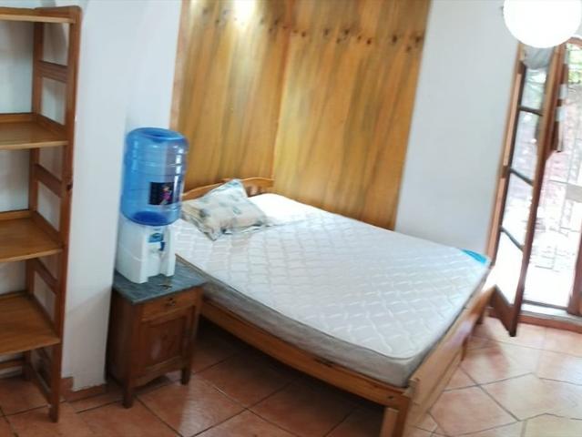 habitacion muy amplia, amoblada